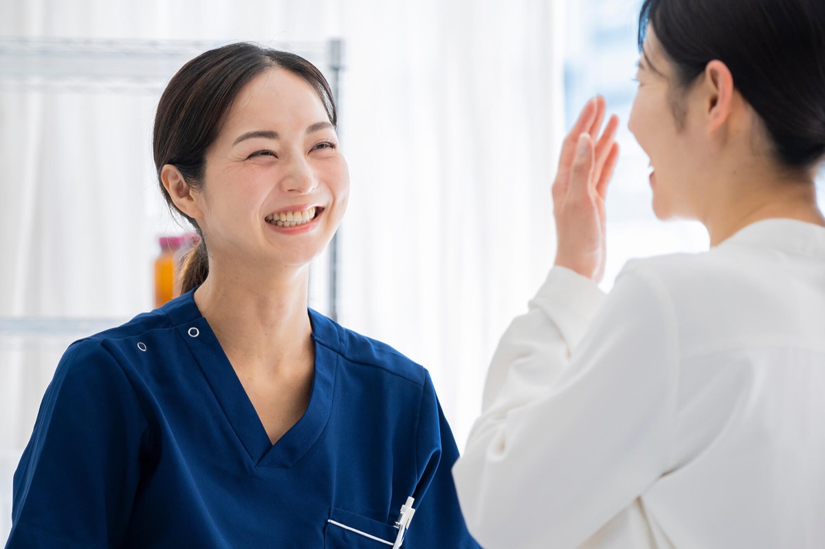 看護師と会話する様子